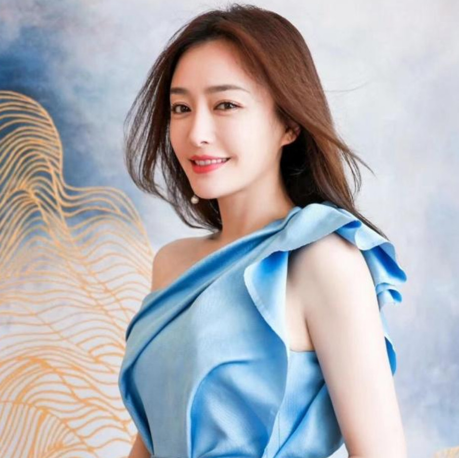 秦岚挤地铁参加春晚彩排,素颜出镜依旧靓丽,颜值相当抗打