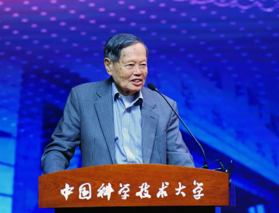 物理学家杨振宁的特殊婚姻,见到岳父和岳母竟