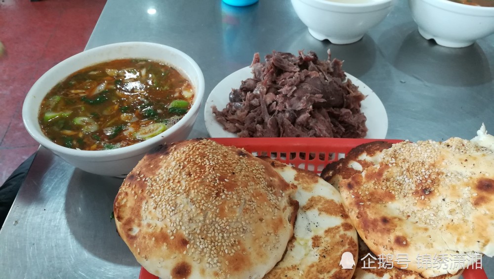 江苏沛县特色羊肉汤味鲜辣爽,配以烧饼夹狗肉满口留香