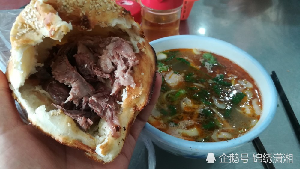 江苏沛县特色羊肉汤味鲜辣爽,配以烧饼夹狗肉满口留香