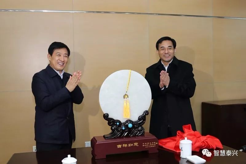 一走进济川药业,张育林就向企业董事长曹龙祥和广大职工拜年.
