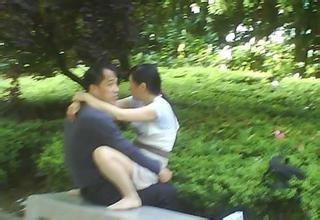 六旬单身汉和一残疾人妻子婚外情