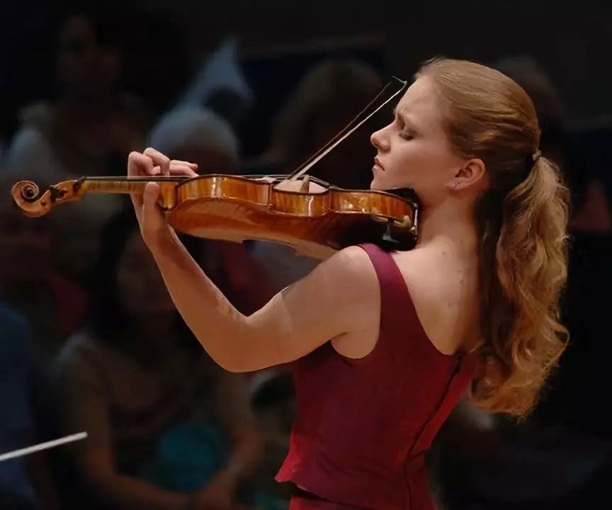 朱莉娅·费舍尔是古典乐坛"才貌双全"的典范,3岁弹钢琴,4岁拉小提琴.