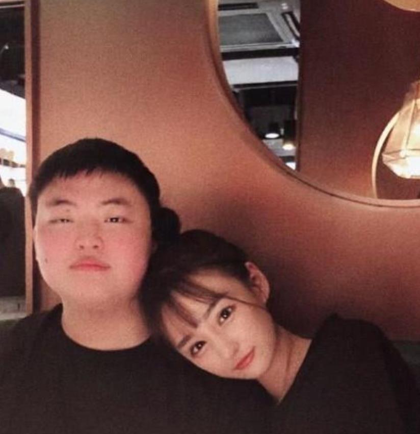 uzi女友素颜亮相,画风与照片有差异,网友:图4比较真实