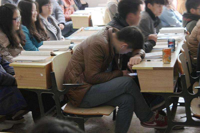 都是上课玩手机,大学生看了初高中生的做法,为何有种蔑视的感觉