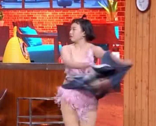 辣目洋子换上拉丁舞裙,当看到她的舞姿时,网友:心动的