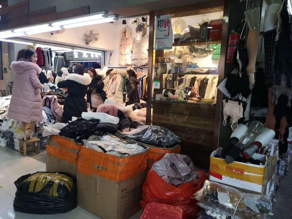 临近春节,温州服装批发市场里挤满了人,商家们卖力吆喝着