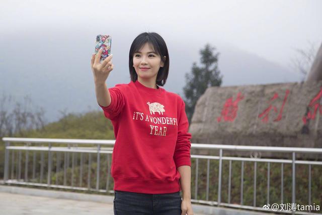 刘涛在老家录节目,穿紧身裤暴露x型腿,之前没发现