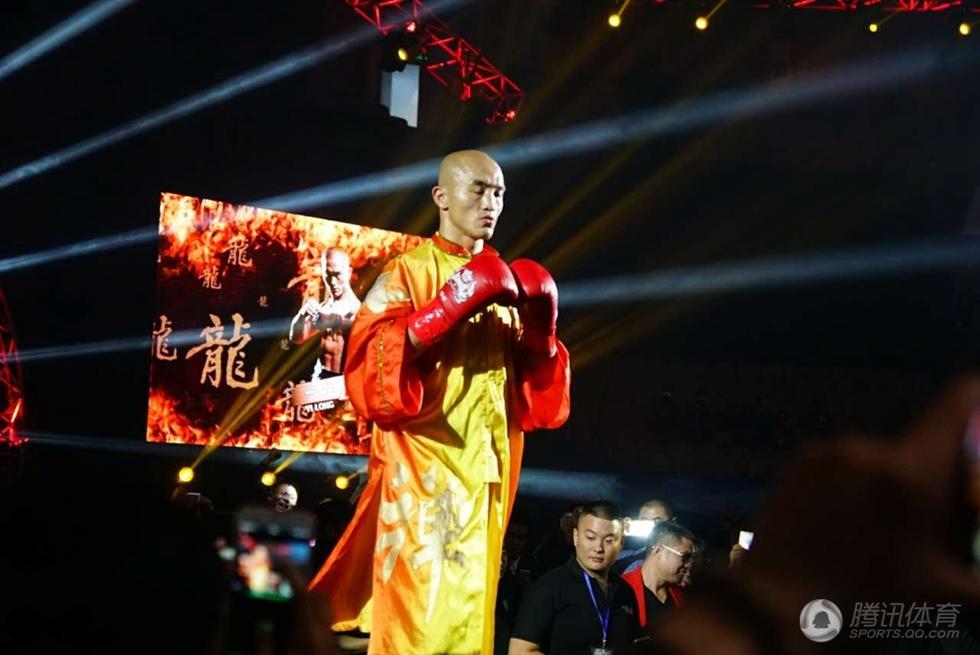 一龙复仇播求 身披国旗捍卫武术荣誉