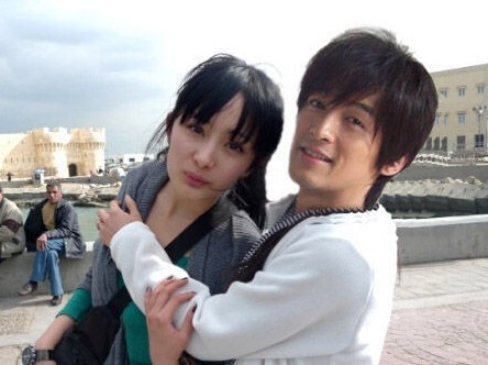 胡歌与杨幂同框 还在台下说悄悄话