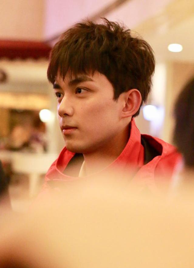吴磊现身春晚第四次联排 身穿红色大棉袄阳光帅气