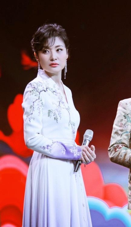 周涛第3次主持山东春晚主持片段曝光,造型没有去年"甜美"
