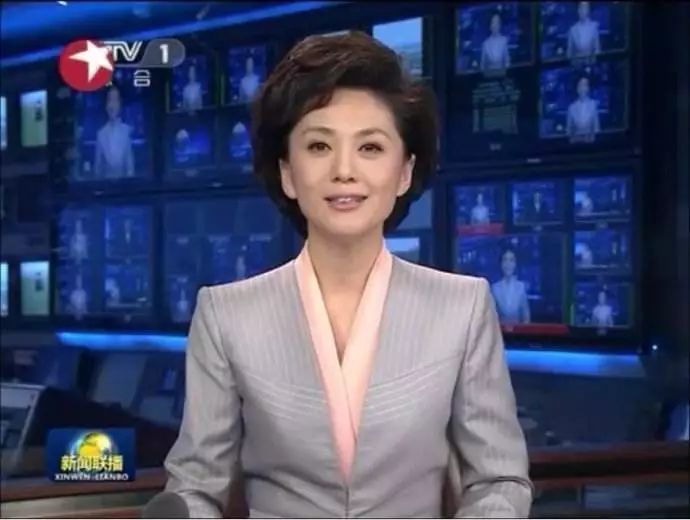 《新闻联播》的主持人是家喻户晓的人物,他们给观众往往呈现一种端庄