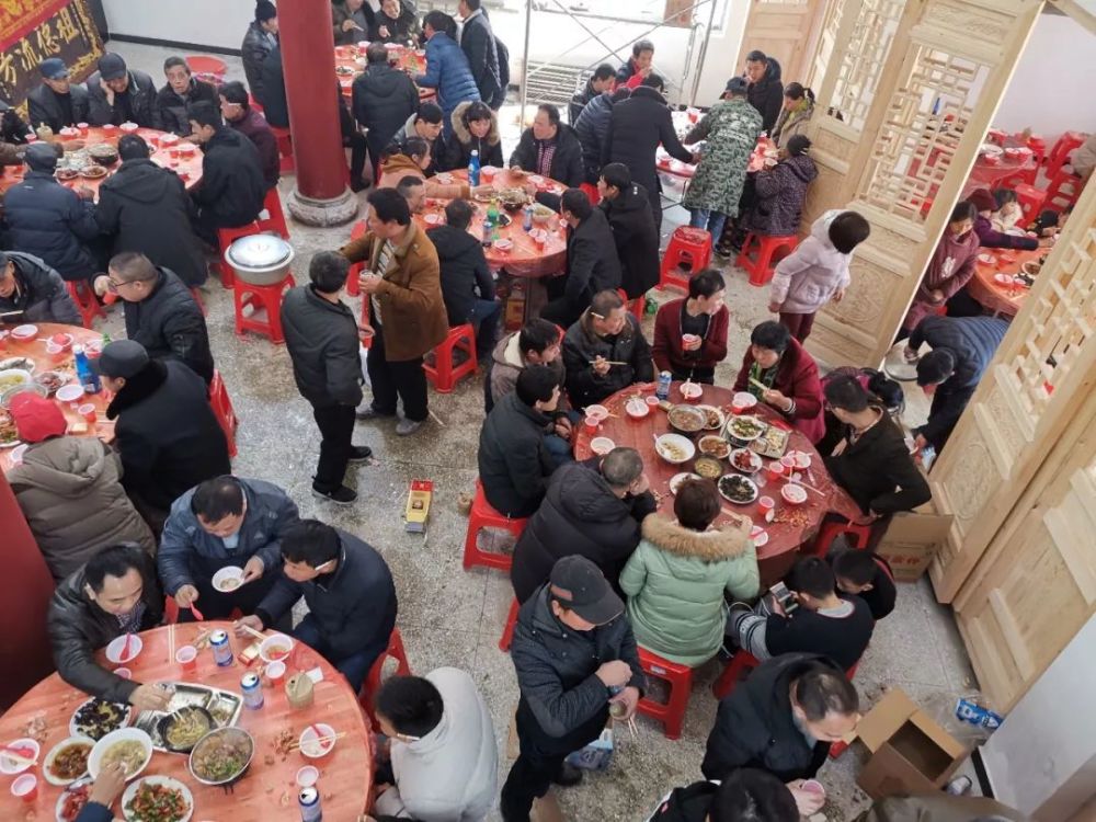 平时家里有喜事摆酒席,结婚酒,满月酒,祝寿酒……也少不了集体聚餐.