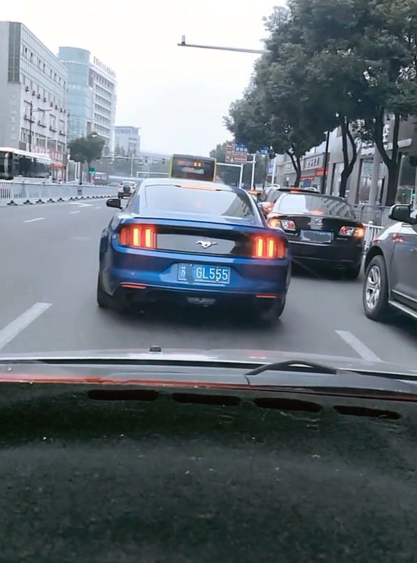 苏州偶遇福特野马,车牌3连号,网友:兄弟,咋摇上号的?