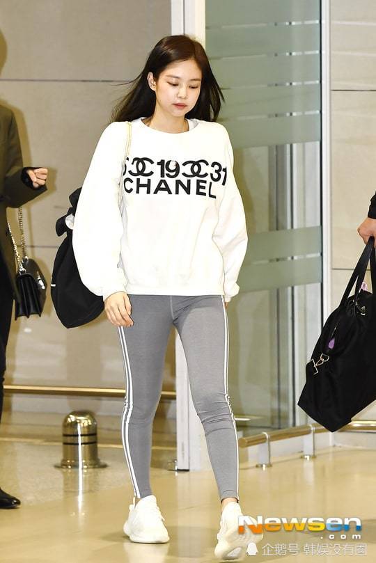 孙娜恩危险了?blackpink 珍妮机场完美演绎紧身裤