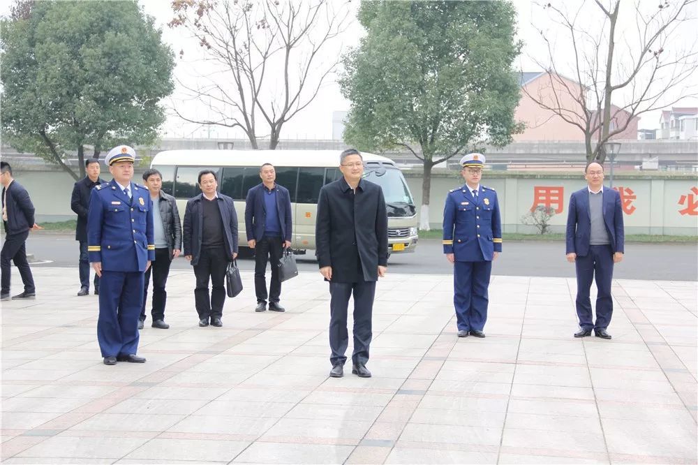 1月31日,滨海新城管委会常务副主任胡文炜节前到大队带队慰问. end