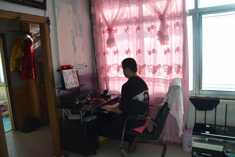 还有一些家中安装电脑的年轻人,无聊时在家玩玩网络游戏,时间过的也