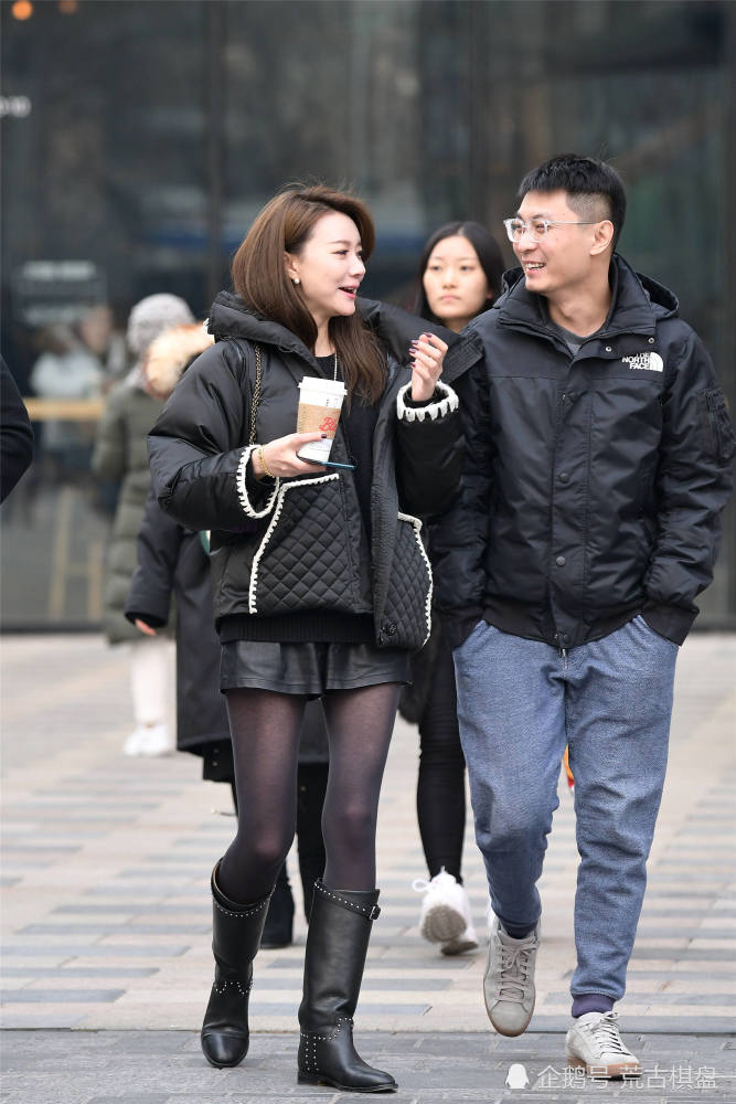 想穿长靴不知道如何搭配,多看看三里屯的小姐姐时如何