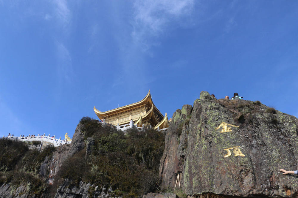 春节去峨眉山过年,山顶住宿费用太贵且一房难求,你要如何选择