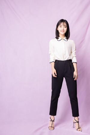 沈月身高始终是硬伤,首登春晚穿高跟鞋弥补,弯曲角度夸张