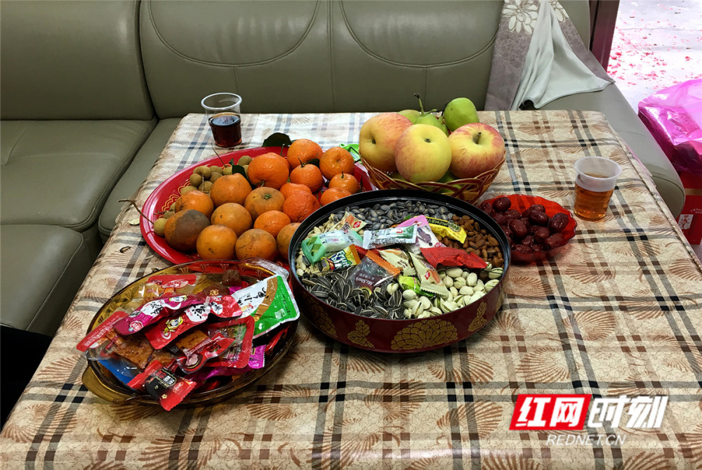 家里摆上水果零食招待来拜年的客人.