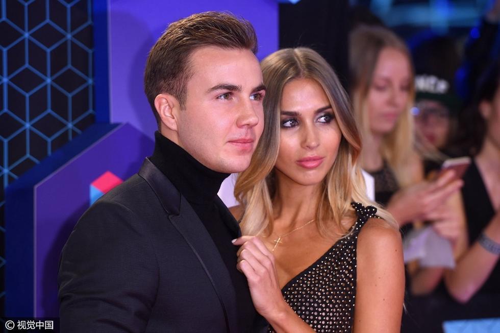 格策女友亮相红毯 深V真空大秀好身材