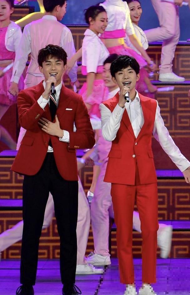 吴磊和tfboys春晚同台身高差瞩目?可谁注意到他的"高跟鞋"?