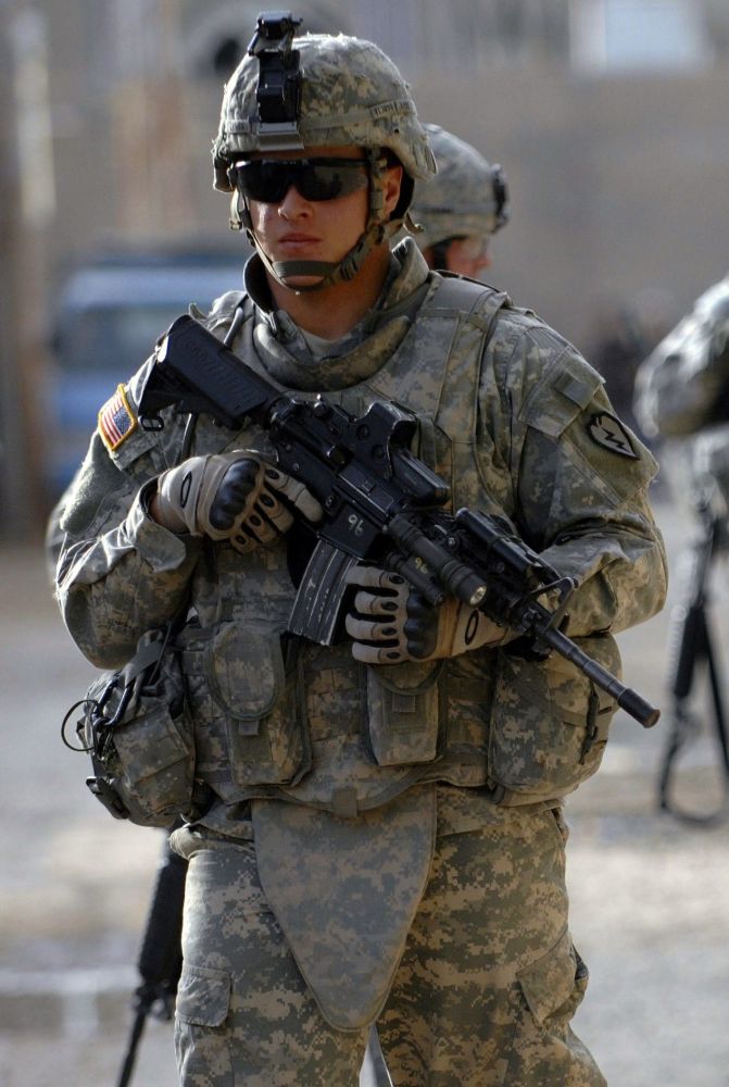 美军人手一件防弹衣,为何别国不发?原来美国也是为了省钱