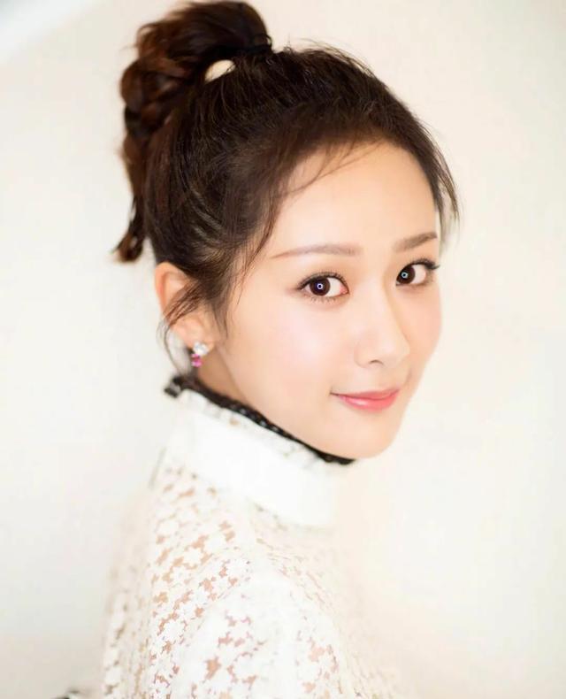 杨紫的这款麻花辫发型,仿若清新甜美的邻家少女,看起来很有很有故事噢