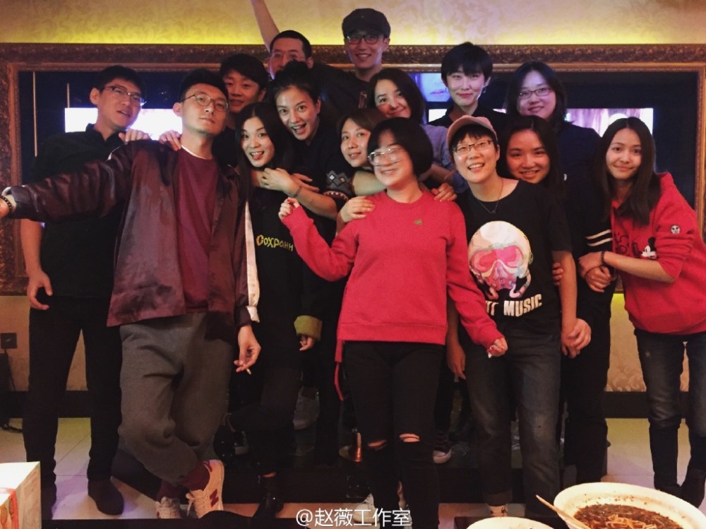 赵薇为员工庆生献吻 素颜出镜真的好美