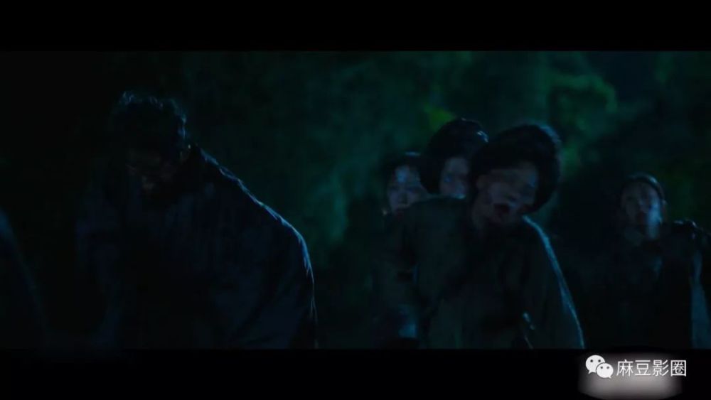 突然,朝鲜王终于病发,转化成丧尸,对正在表演的宫女扑上去撕咬,全场一