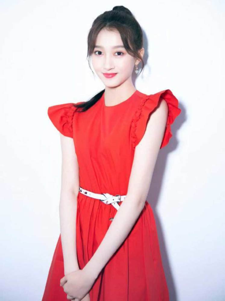 杨紫关晓彤春晚同台,90后小花一个赢了颜值一个赢了身高