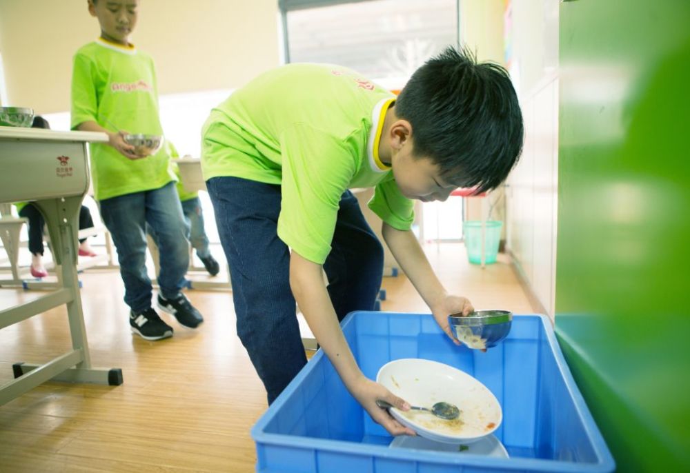 饭后帮助清理餐桌,收拾碗筷或者帮助洗碗.