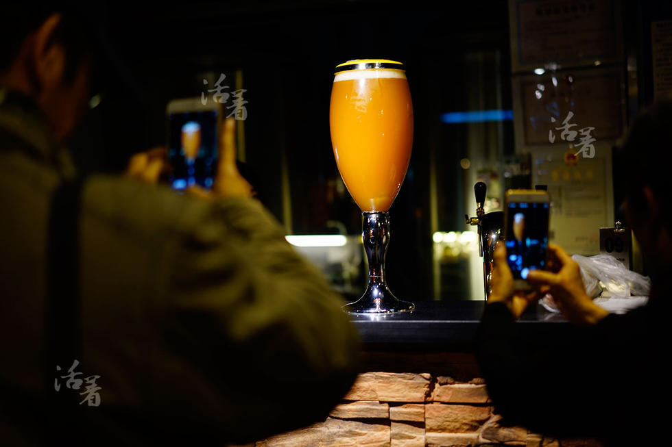 活着：黑油山下啤酒屋