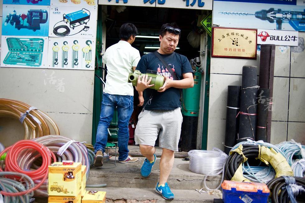 活着：黑油山下啤酒屋