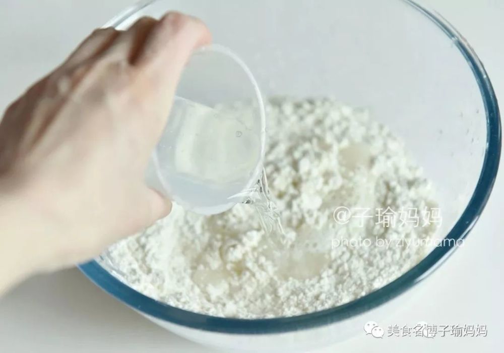 500克面粉,250克清水,1克细盐