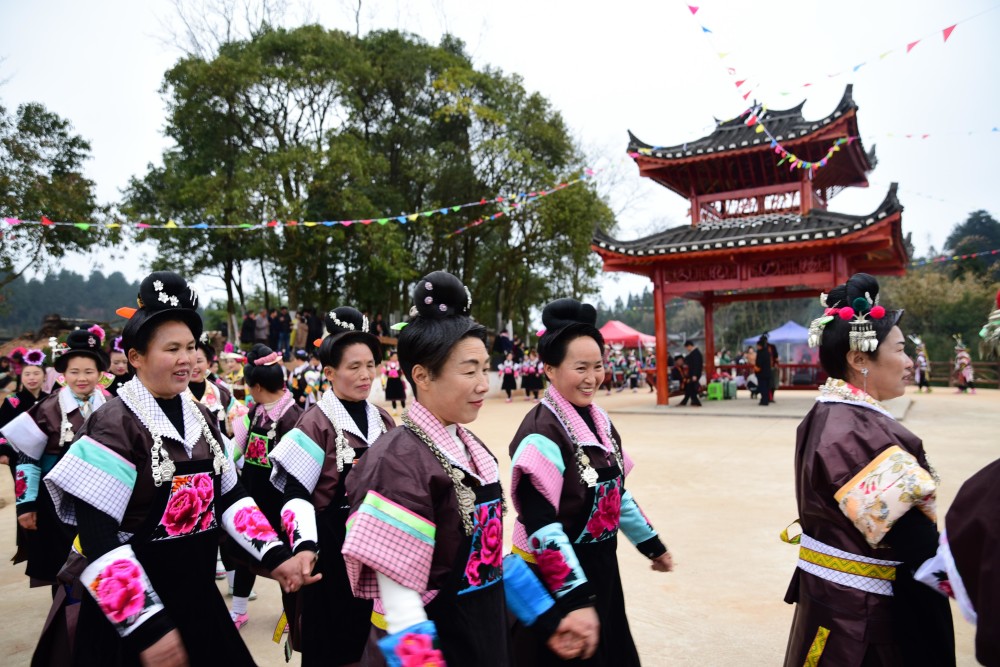 2月7日,在贵州省黔东南苗族侗族自治州丹寨县南皋乡太平村,苗族村民在