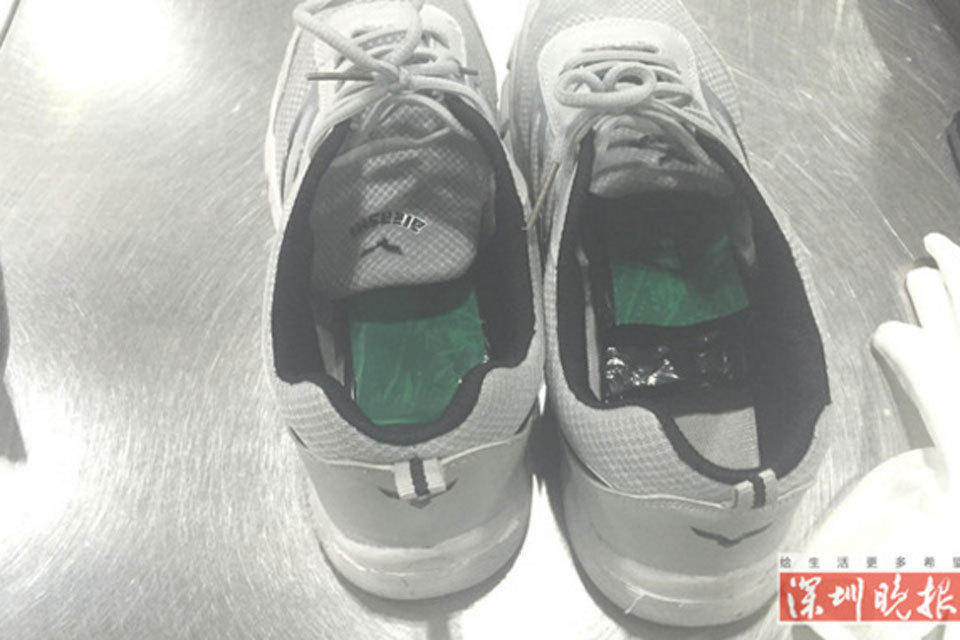 男子鞋里藏金条企图蒙混过关被查