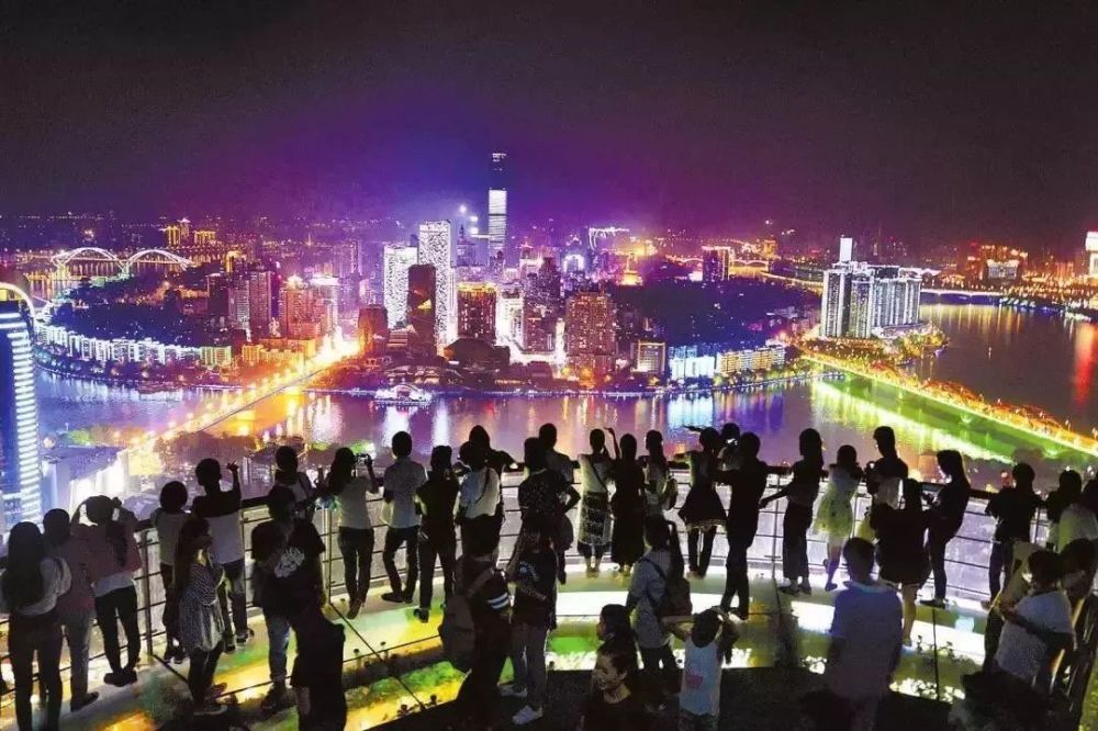 每天都有不少市民登顶观景 每当夜幕降临 站在山顶 鸟瞰柳州夜景,灯光