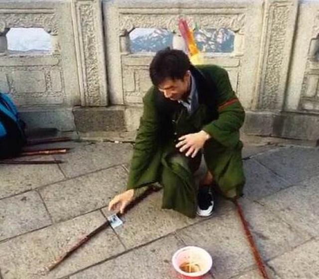 乞丐来要饭,母亲给他一碗肉末面,三年后门口停辆豪车