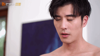 运动鲜肉被迫脱衣?明道看中的胸肌长腿帅哥,半裹浴巾的样子太撩人了!