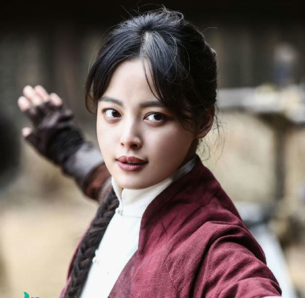 辛芷蕾演的红姑娘很有男人婆的感觉,有些角度像梅婷,唇线好性感