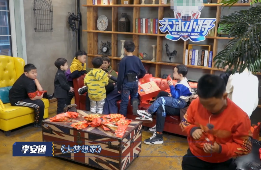 《大冰小将》中当李安逸吃着草莓时,有谁注意到易烊千玺的小举动
