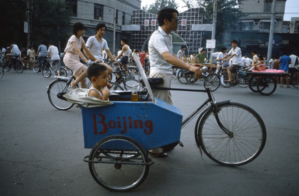 80年代的北京街头:交通工具简单,一些自行车很拉风