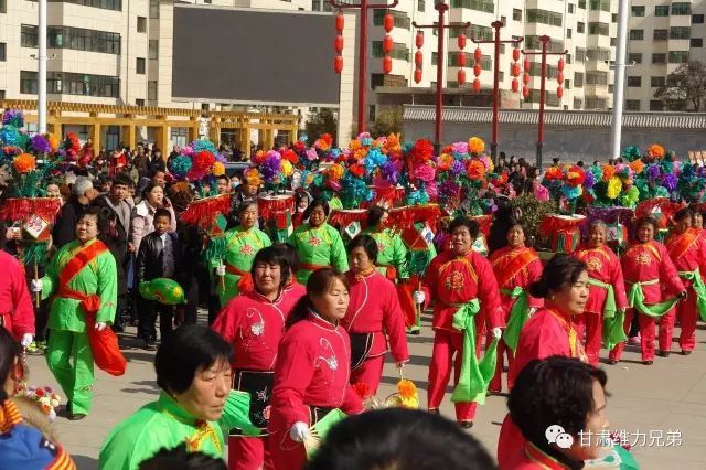 带你重温西和县城十多年前耍社火的热闹场面!