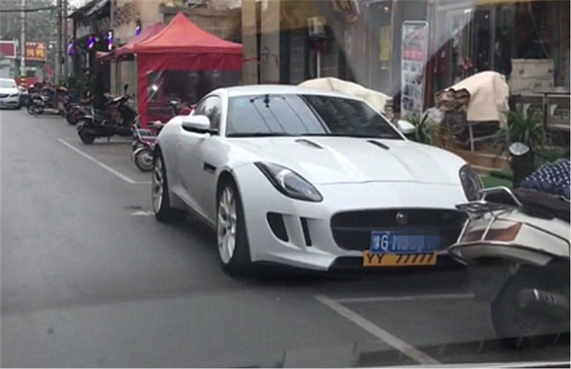 新乡偶遇56万捷豹跑车,车头挂2块车牌,其中一块77777!