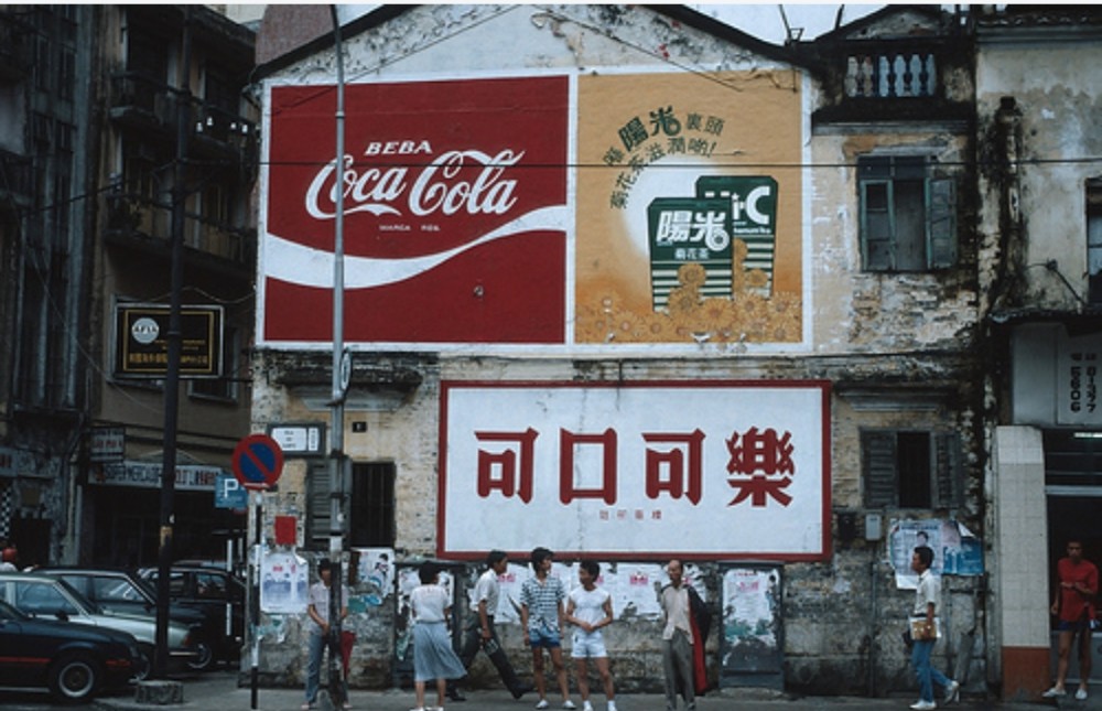 80年代,香港街头巨型广告不少,让人眼花缭乱