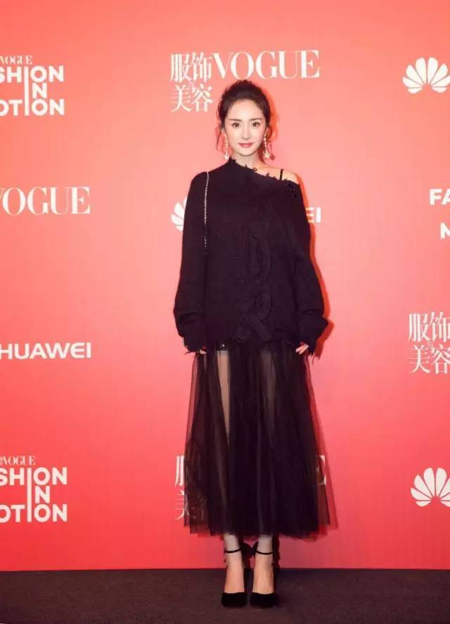 毛衣配纱裙,杨幂宋佳都这么穿!