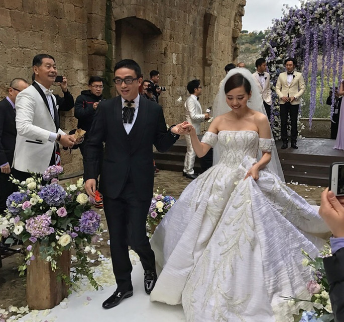 张靓颖意大利大婚 伴娘刘亦菲超抢镜